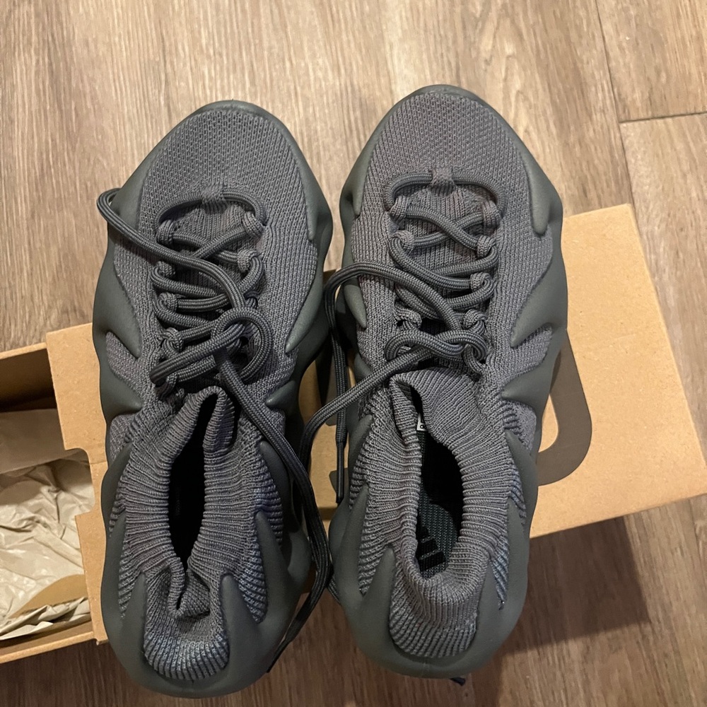 Yeezy shoes only worn twice . unisex meaning boys & girls size 4.5 men/ 6 women